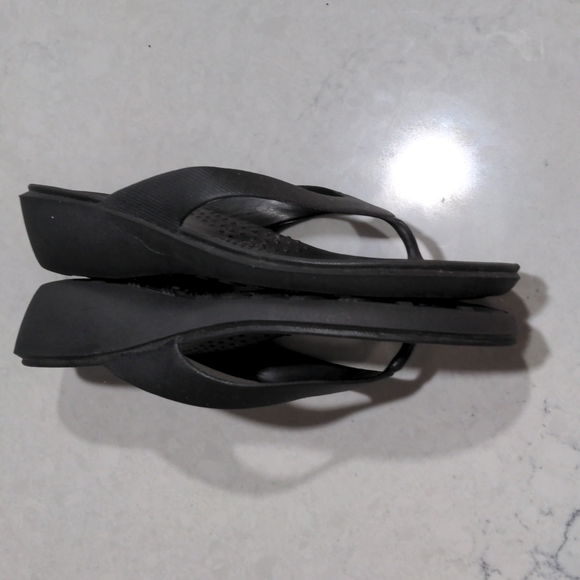 OKABASHI BLACK RUBBER FLIP FLOPS - Picture 8 of 9